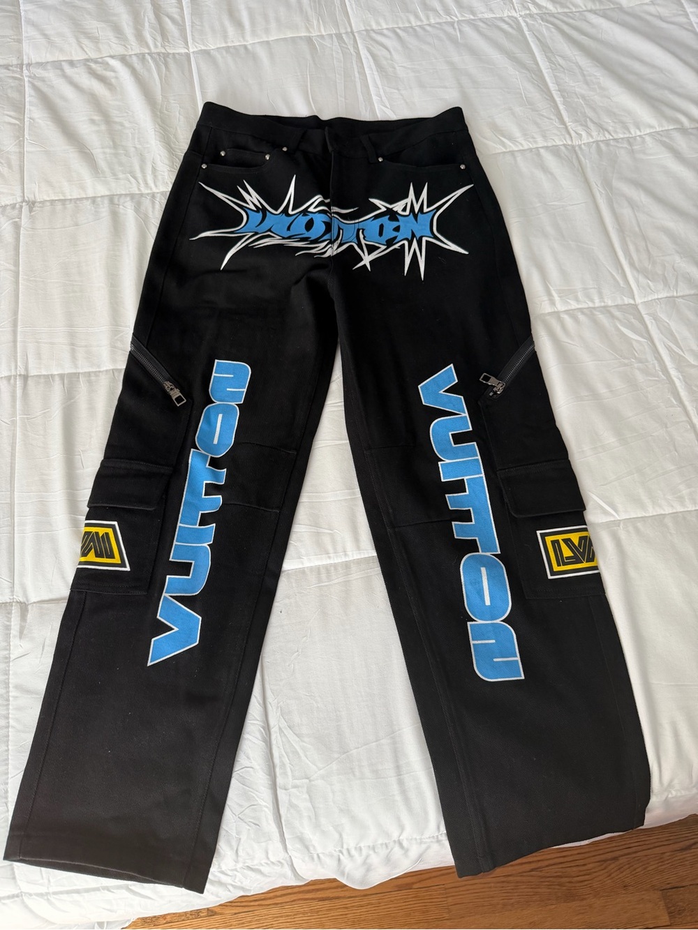 Réplica Louis Vuitton Black Jeans with Blue and Yellow Logo Accents